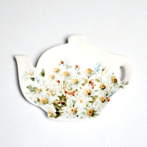 This adorable teapot shape tea bag holder has a pretty wildflower design featuring daisies in a delicate watercolor style on a white background.  Microwave, dishwasher, and food-safe for convenient use.  Stoneware  4.5" x 3.5" x 1/2"