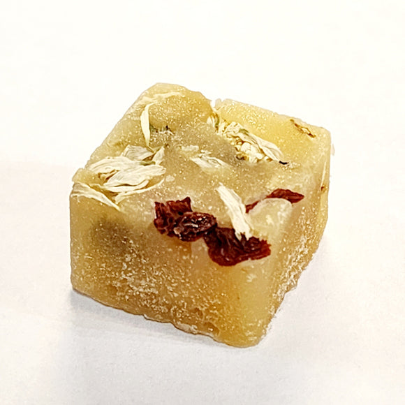What a fun treat for your tea! Add one of these gourmet honey, chrysanthemum & goji berry sugar cubes to your tea for extra sweetness this weekend!  Chrysanthemum, Goji Berry, Honey & Cane Sugar  Add to a hot liquid to soften and add flavor.  Use in tea, coffee, cocktails, mocktails, champagne & more!