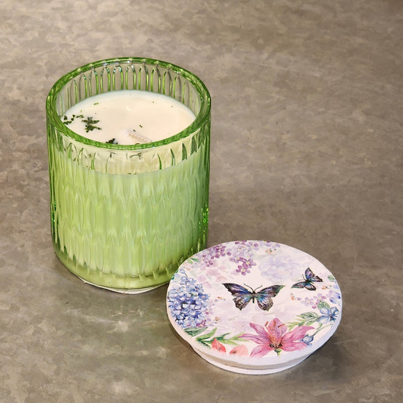 <p><span>You'll love our newest candle style and size! This mango & peach slices candle has been poured into a pretty green-patterned glass and comes with a butterfly or hummingbird lid.</span></p> <p><span>Fresh, juicy peaches meet sweet mangos for the delightful fruity fragrance sure to please all!</span></p>