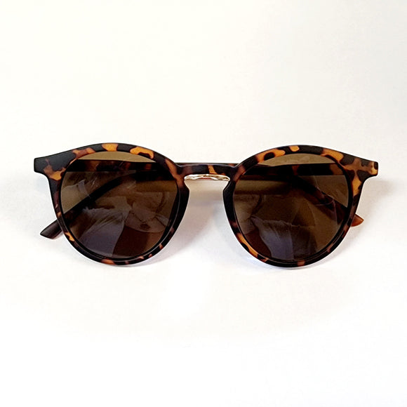 Classic tortoise shell frames are updated with a matte finish and a gold nose bridge accent. It comes with a super fun Sherpa hard case to store your frames.