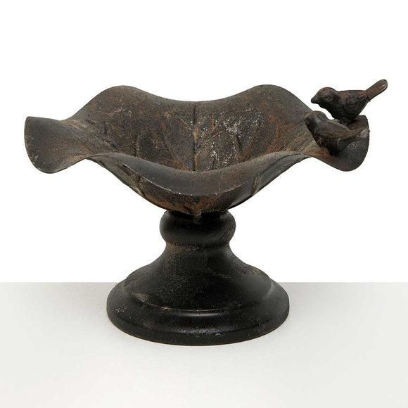 <p>This bronzed distressed metal birdbath has two birds on one side, ready to take a drink! You can use this as a bird bath or feeder, or you can use it inside and put one of our topiary round or half circles in it for a fun garden look!<span></span></p> <p>Approximately 8.75