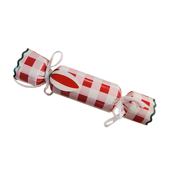 Add festive flair to your holiday gatherings with this Plaid Party Cracker in vibrant pink and red with an ornament attached. Perfect for Christmas parties, they bring fun surprises and a cheerful pop to your celebrations, making every moment memorable and bright. 

Each contain a dice, a game, and a tissue crown

7