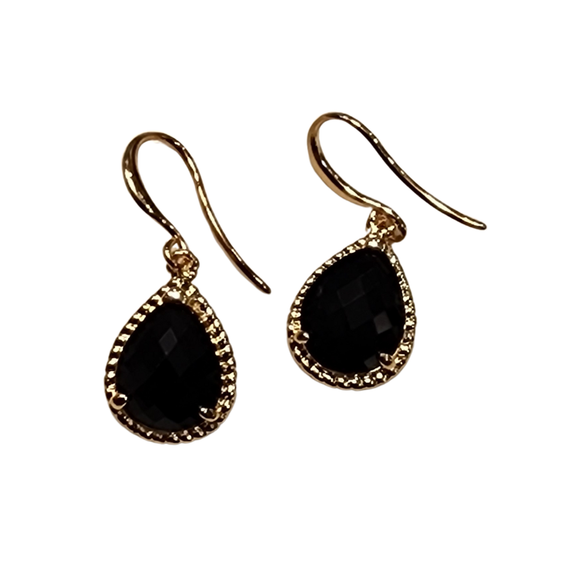 These are lovely modern drop earrings. The faceted black onyx glass stones are set in gold brass rope settings. These are gold plated brass and the ear wires are nickel free gold plated french hooks. ~ These earrings measure 1.2 inches (29mm) in total length. The drop is approx. 12 x 20 mm.

Details: ~ These earrings are nickel free.

measures approximately 1.2