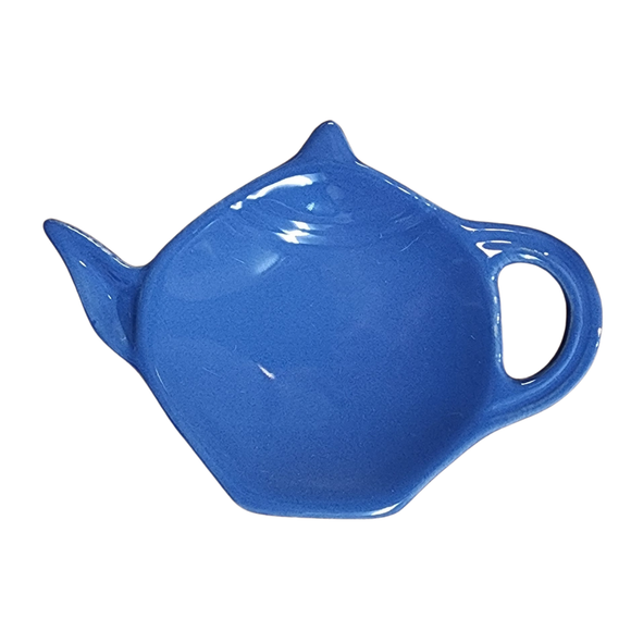 Get one of our cute retro-inspired teapot-shaped tea bag holders to help keep the drips from your teabags from going anywhere!

Blue color, single glaze lead-free ceramic ware.

Approximately 5