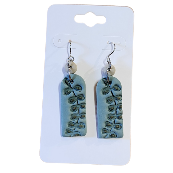 You will love these lightweight, trendy polymer clay earrings in a fun leaf embossed arched earrings in a beautiful sage color. This pair of clay earrings is coated with a resin layer to give them a pretty shine and finished look! The earring hooks are comfortable and easy to wear and made of high-quality, strong/durable stainless steel, which is hypoallergenic and nickel-free. * 

This versatile earring design would accompany any outfit, from casual to dressed up! 

Handcrafted in Texas, USA 