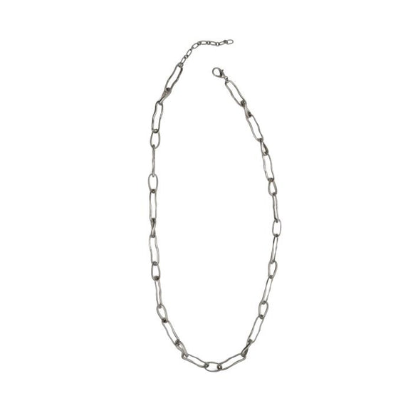 Layer this beautiful hammered silver linkr necklace to your wardrobe this yuear! It is 31