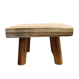 This beautiful natural four-legged pedestal in a honey finish will make decorating a breeze!&nbsp;

Wood

7.5" W x 7.25" L x 5" H