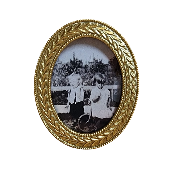 Elevate your cherished memories with this laurel wreath frame. Crafted from resin and glass, the intricate laurel wreath design in gold exudes elegance and sophistication, perfect for displaying your precious moments. 

Resin, Glass.

3 1/2