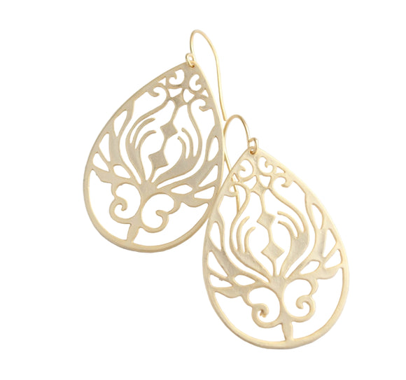 These are gorgeous peacock feather filigree earrings in matte gold or matte silver rhodium! The unique modern design has intricate details. These would be beautiful for everyday or would be lovely accessories for a bridal party! Feminine, romantic and modern earrings that will soon become your favorite go-to accessories!

The gold filigree drop measures approx 1.75