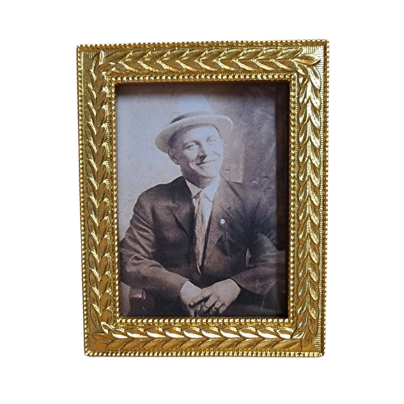 Elevate your cherished memories with this laurel wreath frame. Crafted from resin and glass, the intricate laurel wreath design in gold exudes elegance and sophistication, perfect for displaying your precious moments. 

Resin, Glass.

3 1/2