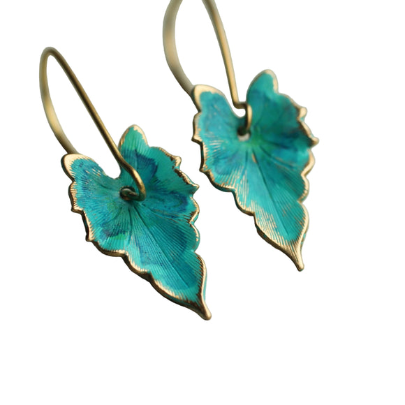 These turquoise leaf earrings are brass charms with some amazing detail, which have been carefully treated, painted and varnished to bring out beautiful tones and depth of colour and to show the incredible veining and other details of the metal. These are coloured a beautiful, rich turquoise colour.

These earrings measure just under an inch.