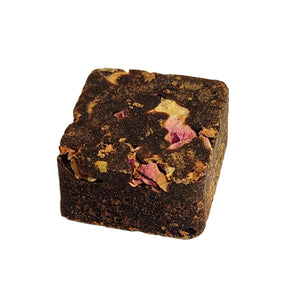 What a fun treat for your tea! Add one of these gourmet brown sugar cubes with rose petals to your tea for extra sweetness this weekend!

Brown Sugar, Rose petals.&nbsp; Use in tea, coffee, cocktails, mocktails, champagne &amp; more!