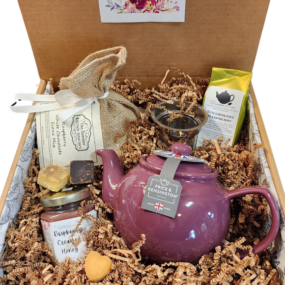 Get or give the gift of TEA with our Strawberry Raspberry Tea Box! Inside our large sized Tea Box is our fabulous Strawberry Raspberry black tea to indulge in with a 6-cup 