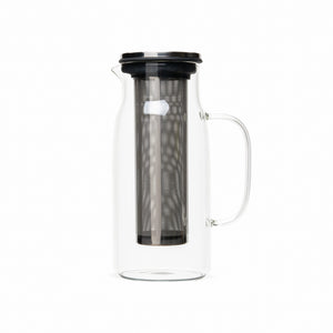 The glass infuser pitcher is ideal for brewing hot teas, iced teas or herbal infusions. The glass withstands water from cold to boiling and is a neutral, easy-to-clean material allowing you to switch, without aromatic transfer, from one style of infusion to another. The spacious filter allows leaves of all styles and sizes to release their full flavour.

Using the pitcher

1- Measure the leaves into the infuser basket (12.5g or 5 to 10 teaspoons, depending on the size of the leaves).

2- Fill the pitcher wi