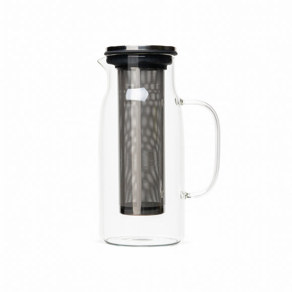 The glass infuser pitcher is ideal for brewing hot teas, iced teas or herbal infusions. The glass withstands water from cold to boiling and is a neutral, easy-to-clean material allowing you to switch, without aromatic transfer, from one style of infusion to another. The spacious filter allows leaves of all styles and sizes to release their full flavour.

Using the pitcher

1- Measure the leaves into the infuser basket (12.5g or 5 to 10 teaspoons, depending on the size of the leaves).

2- Fill the pitcher wi