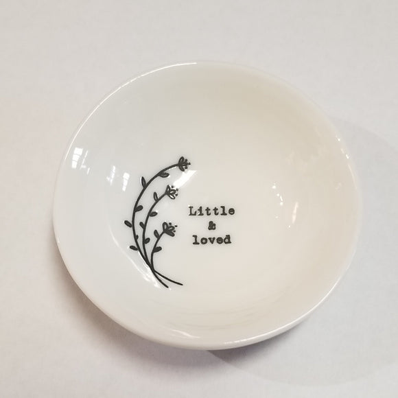 These porcelain trinket bowls are perfect to put your rings in at night, or to put your tea bag or snap mesh ball into when you are done steeping your tea!  